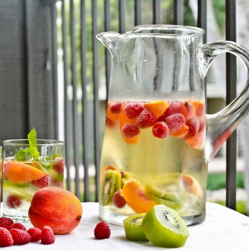 Kiwi, Raspberries, and Peach. Detox water for weight loss and clear skin. Detox water recipes. Drink these detox water for clear skin and burn fat.