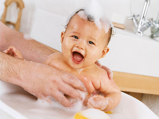 Protect baby eyes from shampoo. Use Vaseline to protect baby eyes so they can enjoy bathing. Know 40 more uses of Vaseline for beauty, hair and household 