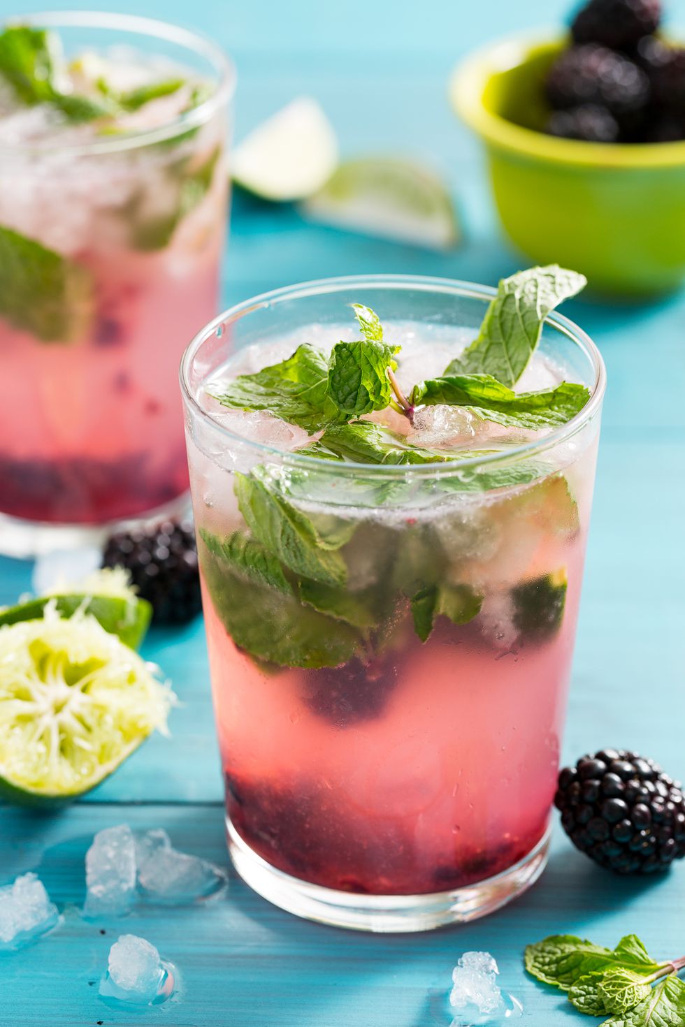 Blackberry Mojito summer cocktail recipes. Best 50 summer cocktail recipes. Most refreshing and cool drinks for party and fun. 