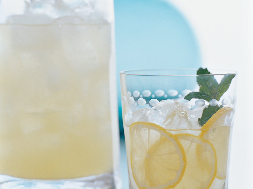 Limoncello Collins Cocktails. Find 50 refreshing cocktails recipes for summer. Best summer cocktails for party and fun. 