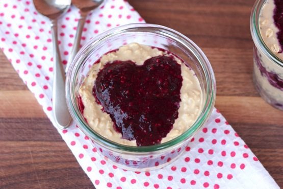 Find 25 high protein breakfast for weight loss. Rich protein diet to lose weight fast. Peanut butter & jelly overnight oats. Low calories breakfast ideas. Best foods to eat to lose weight. High protein diet. 
