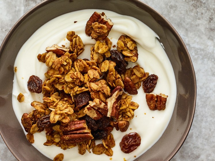 High protein breakfast ideas for weight loss. Yogurt with pumpkin granola for breakfast. Best protein source foods items. Rich protein meals. 25 Ways to add protein in your diet. Best early morning diet plans. 
