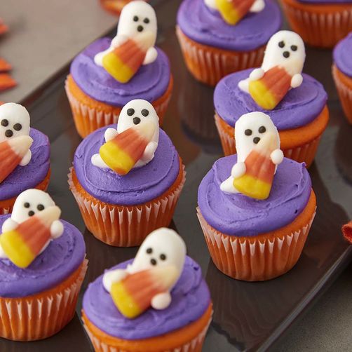 Ghost cupcakes treat for Halloween. Cute and easy Halloween dessert ideas. Halloween treat ideas for kids. Best cupcakes ghost recipes for Halloween party night. Candy corn treat for kids. Best Halloween cake ideas. 