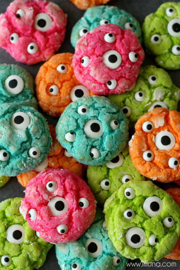 Try these 22 easy Halloween dessert recipes for kids. Halloween ghost recipes for school. Halloween monster eyes cookies for kids. Easy to make Halloween spooky foods ideas for kids. Easy Halloween food ideas. Easy Halloween treats for schools. Easy to make Halloween treats for kids. Halloween treats for school parties. Halloween tricks and treats food ideas. Halloween food ideas for party. Halloween food ideas for adults. 