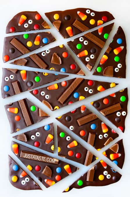 Delicious Halloween chocolate bars for kids. 22 best cute and delicious Halloween dessert recipes ideas. Easy Halloween treats for schools. Halloween treats for school parties. Halloween tricks and treats food ideas. Halloween foods ideas. Halloween food and drinks ideas for adults. Halloween spooky foods ideas for kids. Halloween party food ideas. Halloween chocolate bars for kids. 