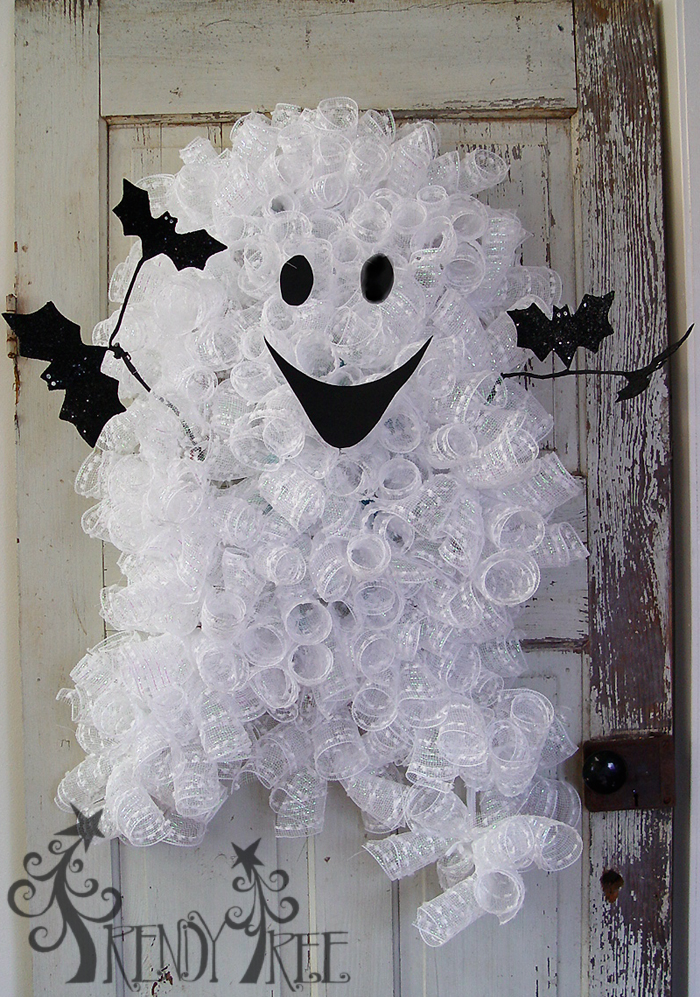 Halloween ghost wreath tree for decoration. 12 spooky Halloween decorating ideas. Best DIY Halloween crafts for outdoor decoration. Halloween ghost craft ideas. Halloween crafts for adults. Best homemade Halloween crafts for decoration. Spooky Halloween indoor decoration for adults. 