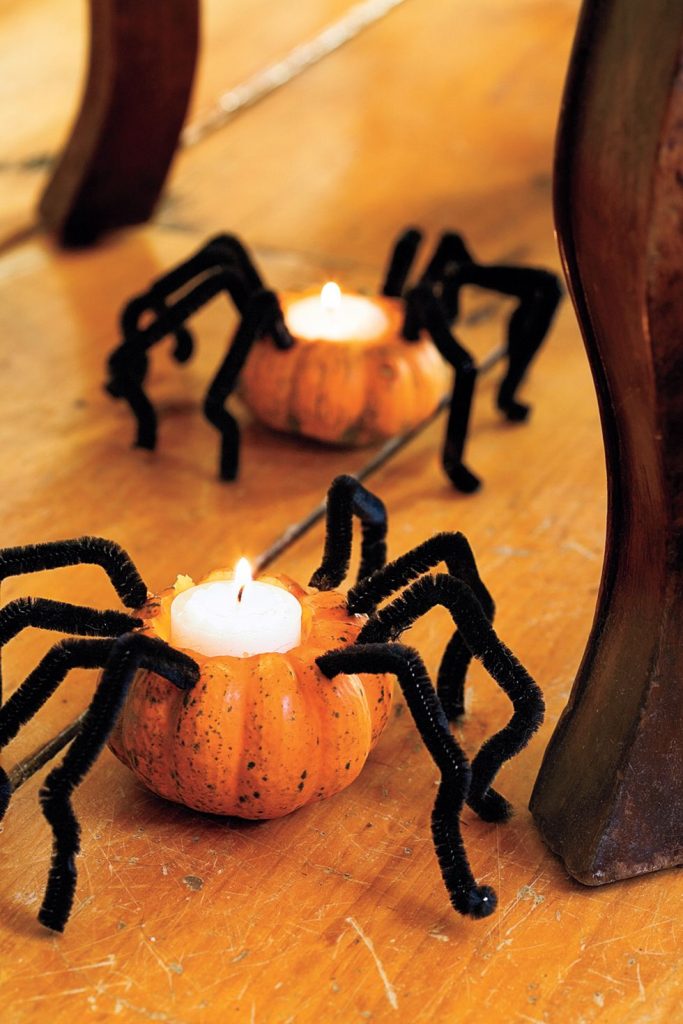 Pumpkin crafty crawlers. Find 20 more best Halloween party ideas. Halloween dinner table decoration ideas.