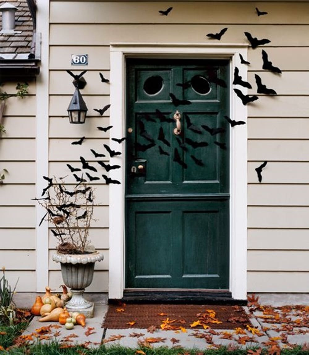 For spooky Halloween outdoor decoration, this bat door decoration is perfect. Find more scary front door decoration ideas. 