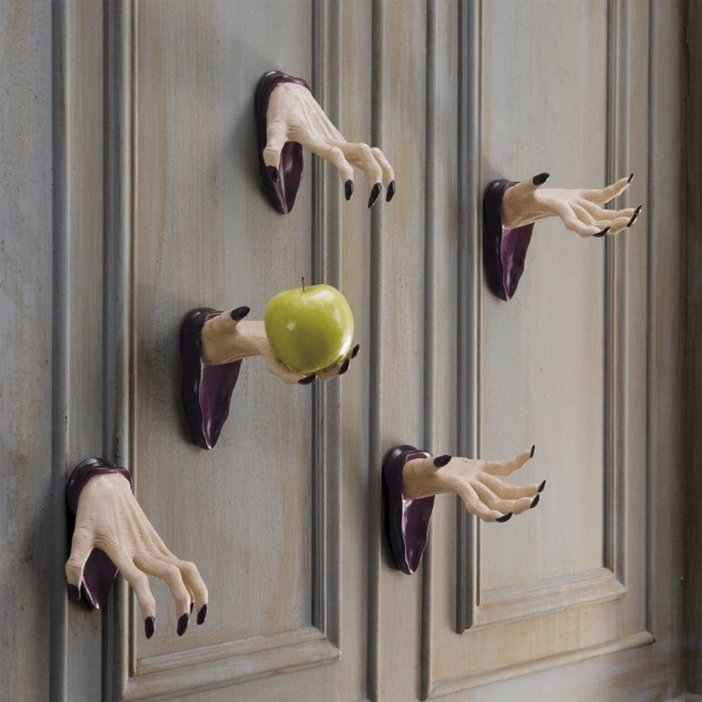 Try this poison apple Halloween door decor for more spooky entrance. Find more creative and fun Halloween door decoration ideas. 