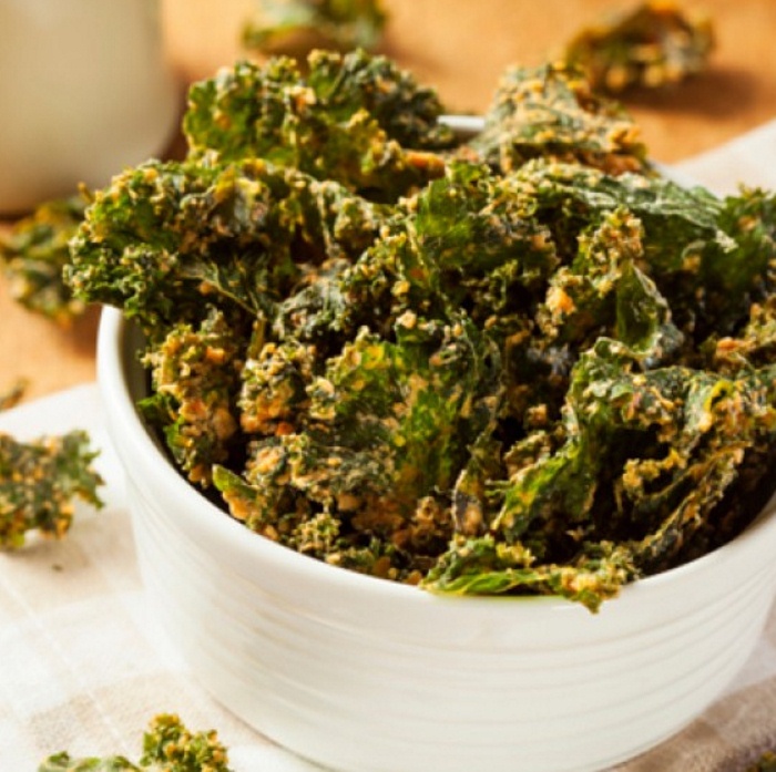Cayenne pepper kale chips to satisfy your crunchy cravings. Best detox snacks ideas for weight loss. Detox food recipes. Detox green chips. 