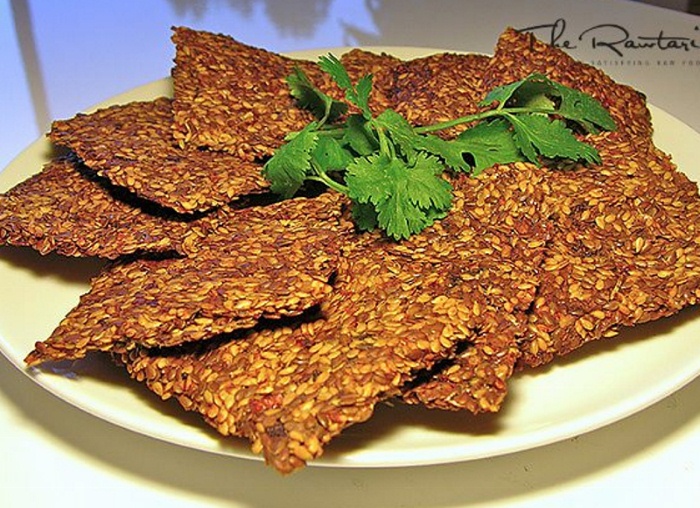 Sun-dried tomato crackers to satisfy your weight loss snacks craving. Crunchy without fat crackers to burn belly fat. Healthy snacks ideas. Try this 21-day detox diet plan.