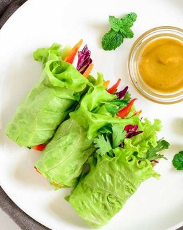 Veggies detox lettuce wrap. Delicious green foods ideas for detox lunch and dinner. Best detox food ideas. Flat belly foods recipes. 